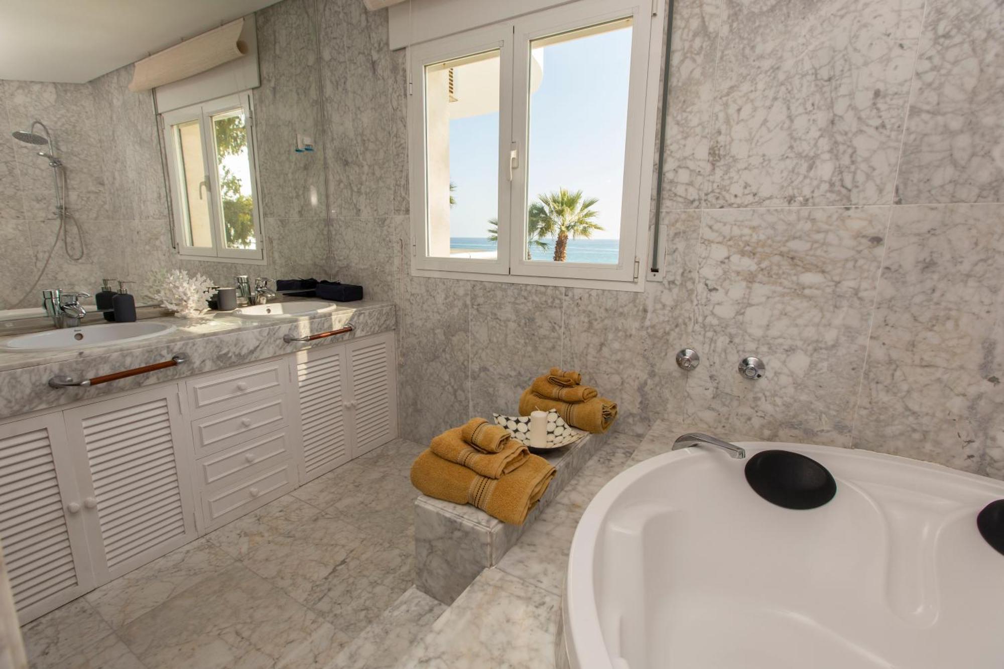 Villa Venecia, Apartamento De Lujo En 1º Linea De Playa + Parking Малага Экстерьер фото